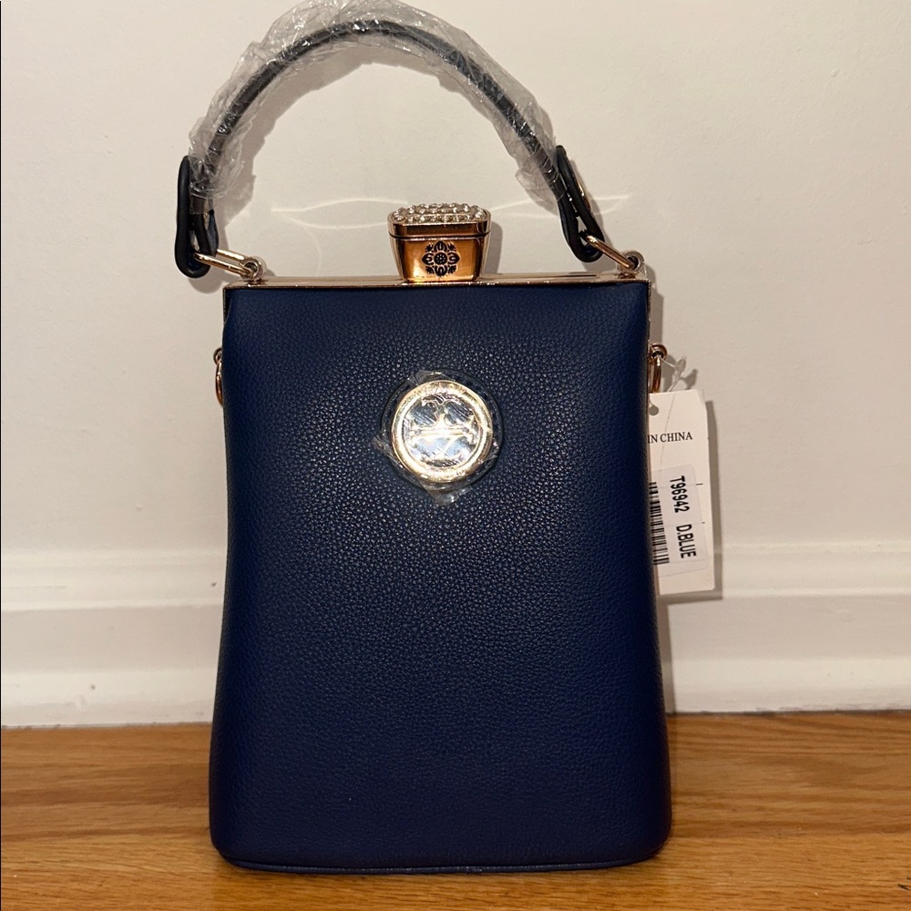 Elegant Navy Bag with Gold Detailing - Picture 2 of 7